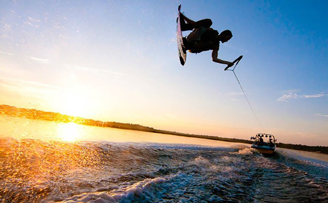 【水上活動】無繩滑水Wakesurf新手技巧 附安全注意事項＋裝備Tips
